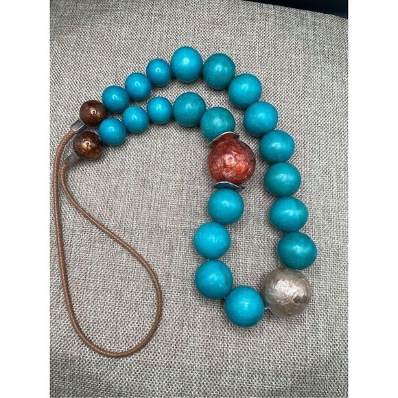 Chunky Wood Beaded Necklace Graduated on Leather - Picture 4 of 7